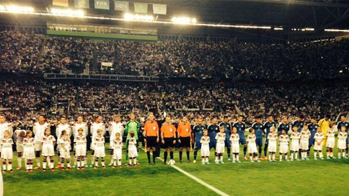 Aufstellen für die Nationalhymnen, dazu noch ein... 