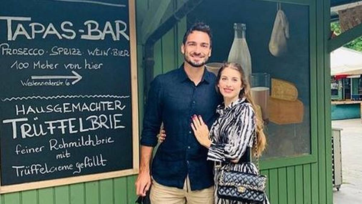Der Ex-Nationalspieler gönnte sich ein gemeinsames Essen mit seiner Frau Cathy. Wenn auch nicht in der Tapas-Bar vor dessen Schild dieses Bild entstand, wie er selbst verrät
