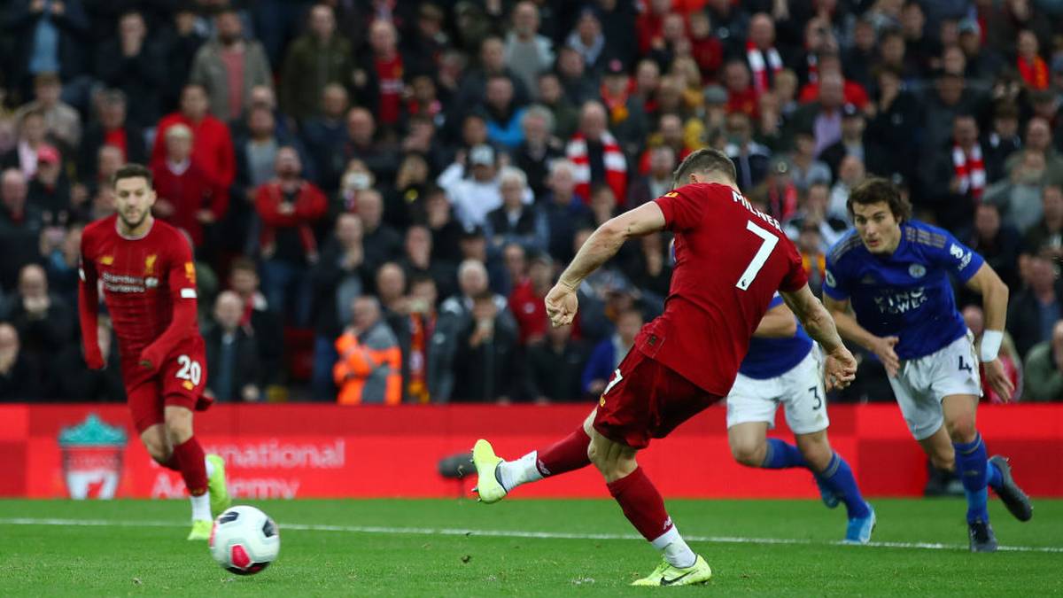 8. Spieltag: Als alles auf ein 1:1-Remis zwischen den Reds und Leicester City hindeutet, holt Sadio Mané in der 95. Minute einen Elfmeter heraus. James Milner tritt an und trifft zum vielen umjubelten 2:1