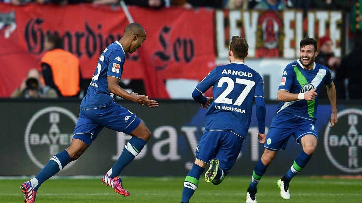 ...und lässt sich dafür feiern, auch wenn Leverkusens Schlussmann Bernd Leno auch seinen Anteil an dem Treffer hat.