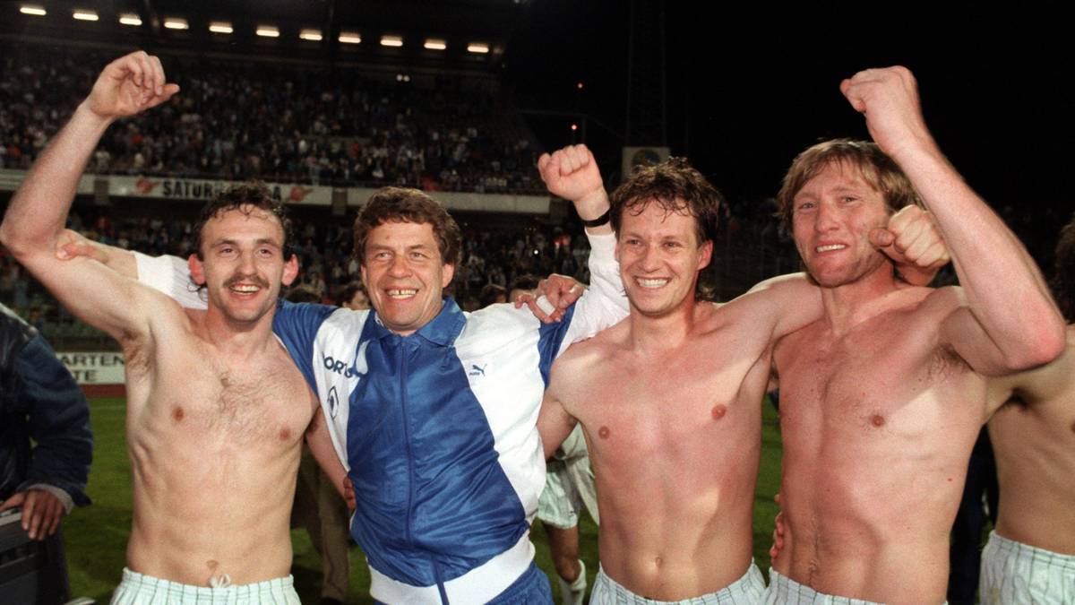 Trainer Otto Rehhagel (2.v.l., mit Frank Ordenewitz, Gunnar Sauer und Michael Kutzop) wird nach diesem 31. Spieltag mit seinem ersten Titel nach drei Vizemeisterschaften endlich den verhassten Beinamen Otto II. los