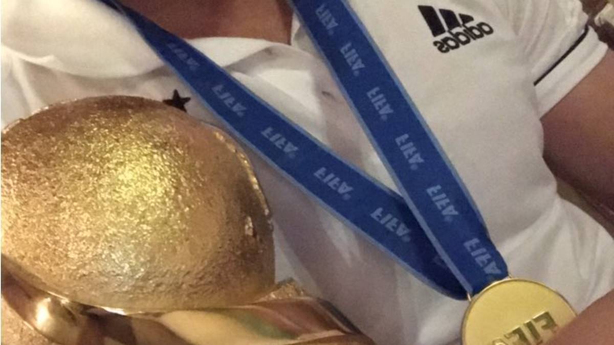 Bling, bling. Mustafi zeigt seine Edelmetall-Sammlung aus Pokal und Medaille