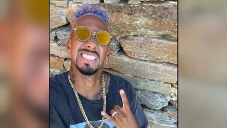 Bayern-Star Jérôme Boateng erscheint beim Trainingsauftakt der Münchner mit lila Haaren. Dahinter steckt womöglich eine Wette. 