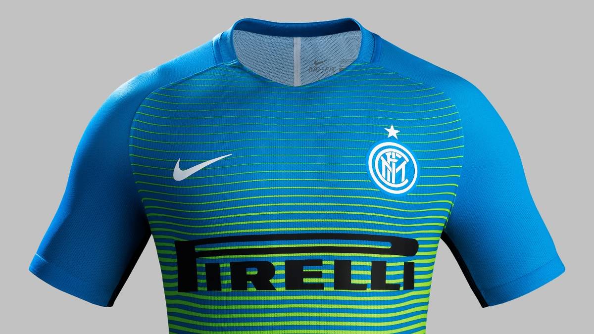 Das neue Ausweichtrikot der Mailänder glänzt mit einem Farbverlauf von Blau zu Grün.  Es erinnert farblich ein wenig an die neuen Trikots von Bayer 04 Leverkusen