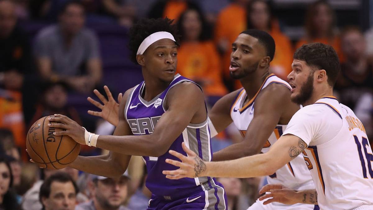 DE'AARON FOX (Sacramento Kings): Der Point Guard verzichtete freiwillig auf die Weltmeisterschaft, um sich voll auf die anstehende Saison fokussieren zu können. Zwar legt er in den ersten Spielen ordentliche Zahlen auf, bei weitem aber nicht die Stats, die man von einem angehenden Superstar erwarten könnte. Dazu kommt nach der Niederlage gegen die Charlotte Hornets Unruhe auf, weil Fox die Umkleide überraschend früh verlassen haben soll. Dies hat der 21-Jährige allerdings bestritten