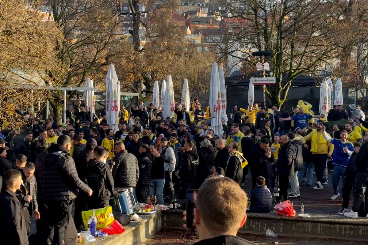 Maccabi-Fans feiern im  Stuttgarter Schlossgarten