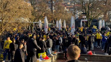 Vor dem Duell mit dem VfB sind zahlreiche Fans von Maccabi Tel Aviv in Stuttgart unterwegs. Sie werden von viel Polizei begleitet, jedoch soll alles in einem friedlichen Rahmen bleiben.