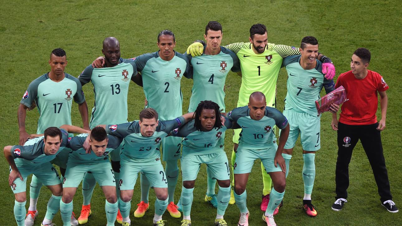 Jugendlicher Fan auf Mannschaftsfoto