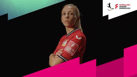 Mittelfeldmotor, Zweikampfgöttin, Distanztorschützin – Elisa Senß kann fast alles! Zur neuen Saison wechselte sie von der SGS Essen zu Bayer 04 Leverkusen, um sich sportlich weiterzuentwickeln. Damit ist sie aktuell auf dem besten Weg. Unser neues Gesich