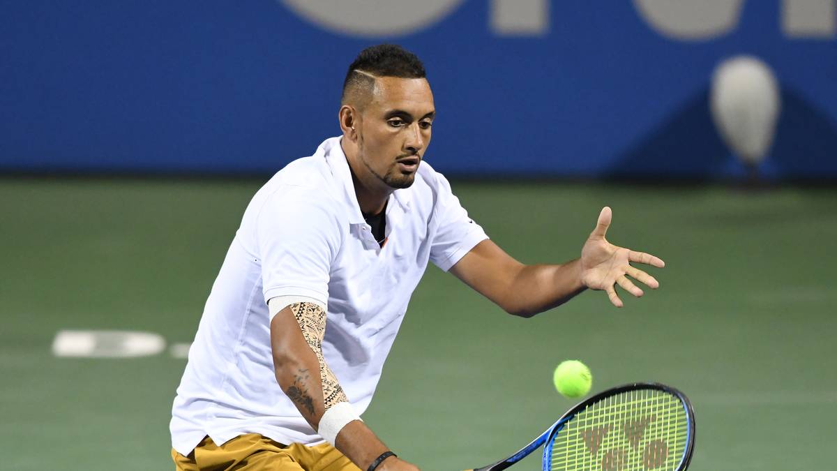 WASHINGTON 2019: Kyrgios zeigt mal wieder das komplette Programm. Er brilliert mit tollen Schlägen, täuscht einen Aufschlag von unten an und spielt einen Ball mit dem Kopf zurück. In einer Pause schmeißt er aber auch eine Flasche gegen den Schiedsrichterstuhl und erklärt anschließend, sie sei ihm aus der Hand gerutscht