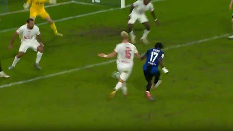 Heißes Duell zwischen Waldhof Mannheim und Rot-Weiß Essen. Zuerst bringt ein Schüler die Heimfans zur Ekstase, doch nach dem Abpfiff wird es nochmal richtig hitzig.