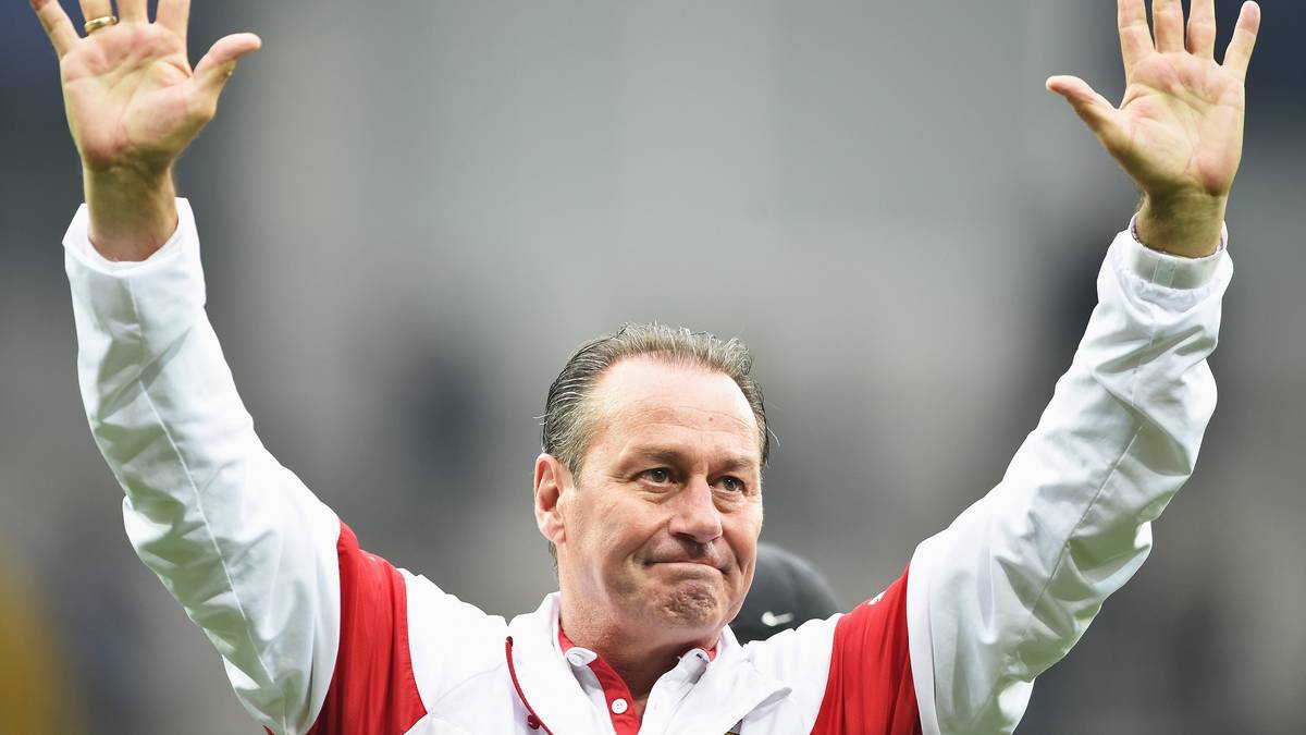 HUUB STEVENS (bis Juni 2015): Stevens kehrt zurück auf die Stuttgarter Trainerbank und rettet die Schwaben erneut vor dem Abstieg in die zweite Liga. Nach der Saison beendet er - wie gehabt - seine Trainertätigkeit