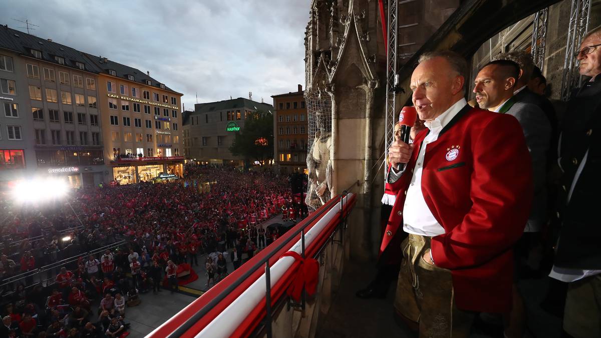 OB Reiter bekommt von Rummenigge eine Miniaturausgabe der Allianz Arena ausgehändigt. "Als Dankeschön, der Bau war ein Meilenstein für die Entwicklung des Vereins", so Rummenigge. Dann greift Uli Hoeneß zum Mikrofon und gratuliert der Mannschaft zum Titel