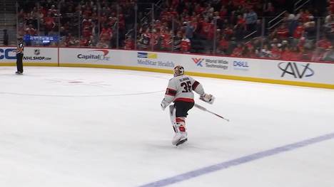 Dass in der NHL mal die Fäuste fliegen, ist ja gar nicht so ungewöhnlich. Dass aber ein Torwart extra das ganze Feld überquert, um auch noch richtig mitmischen zu können, dann schon eher. 