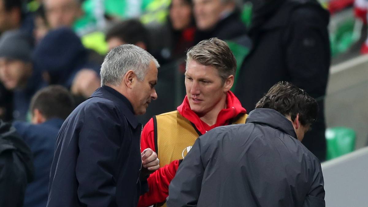 Bei Manchester United gerät der Weltmeister unter dem neuen Trainer José Mourinho jedoch aufs Abstellgleis. Er wird nicht für den Ligakader nominiert und kommt lediglich in den Pokalwettbewerben und der Europa League zum Einsatz