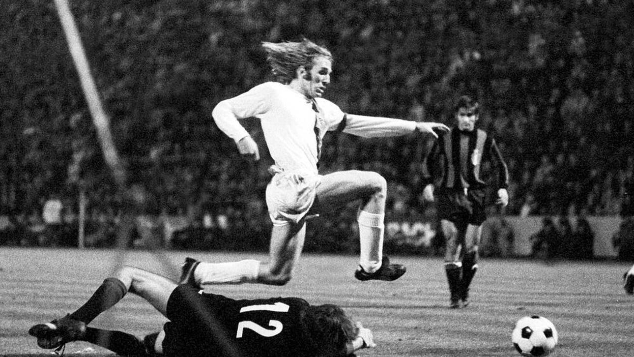 Günter Netzer überspringt Ivano Bordon