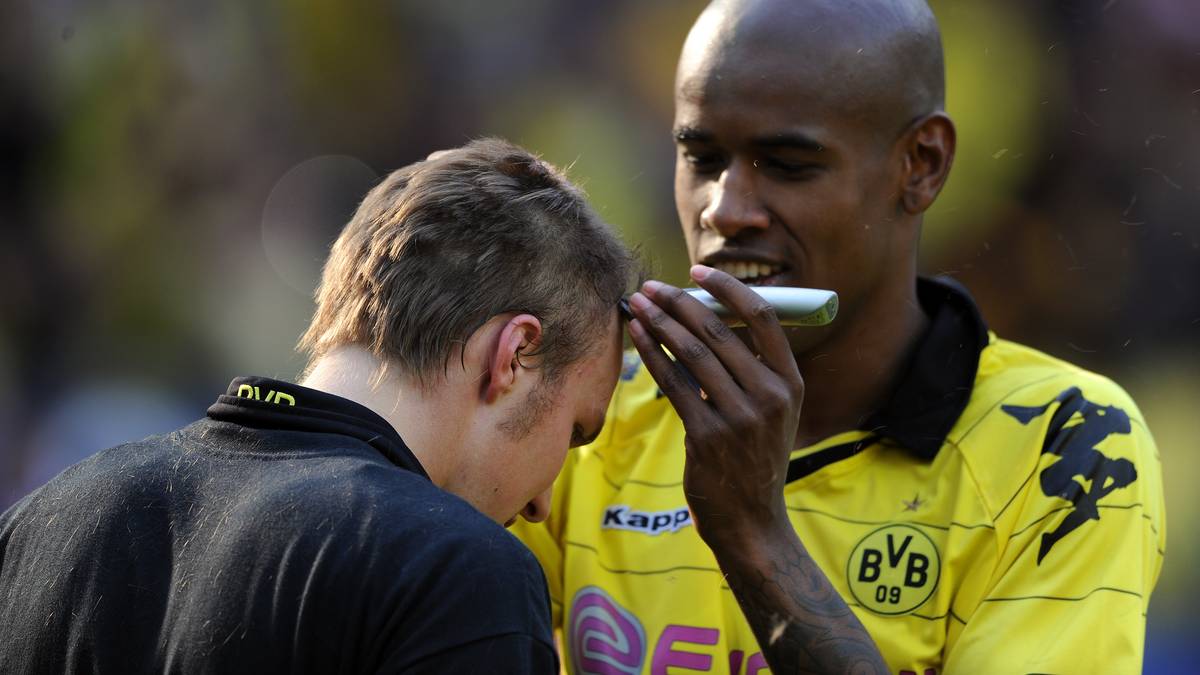 Als der BVB nach einem 2:0-Sieg gegen Nürnberg am 30. April 2011 sensationell seine erste Meisterschaft unter Trainer Jürgen Klopp holt, löst Großkreutz eine Wette ein und lässt sich von Felipe Santana die Haare abrasieren