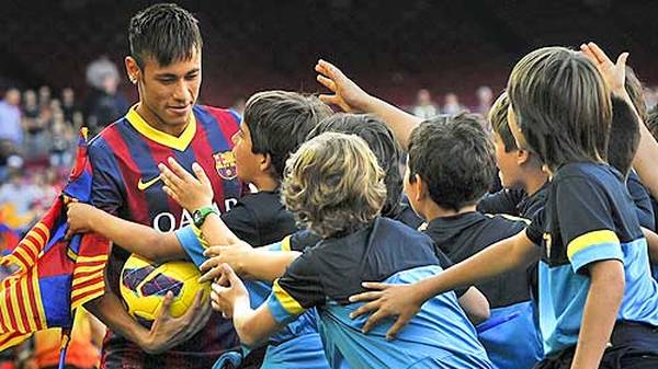 Der FC Barcelona hat einen neuen Superstar. Der Brasilianer Neymar taucht nach seinem Wechsel vom FC Santos das erste Mal in Katalonien auf und wird frenetisch empfangen