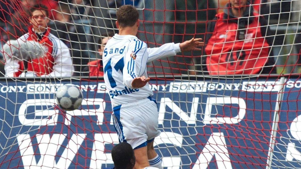 Die Bayern rächten sich rund einen Monat später und schnappten den Gelsenkirchenern den schon sicher geglaubten Titel in der Bundesliga in letzter Minute weg. Schalke wurde nur Meister der Herzen - und die Bayern fingen sich zu Hause 17 Jahre keinen Dreierpack eines Spielers mehr ein