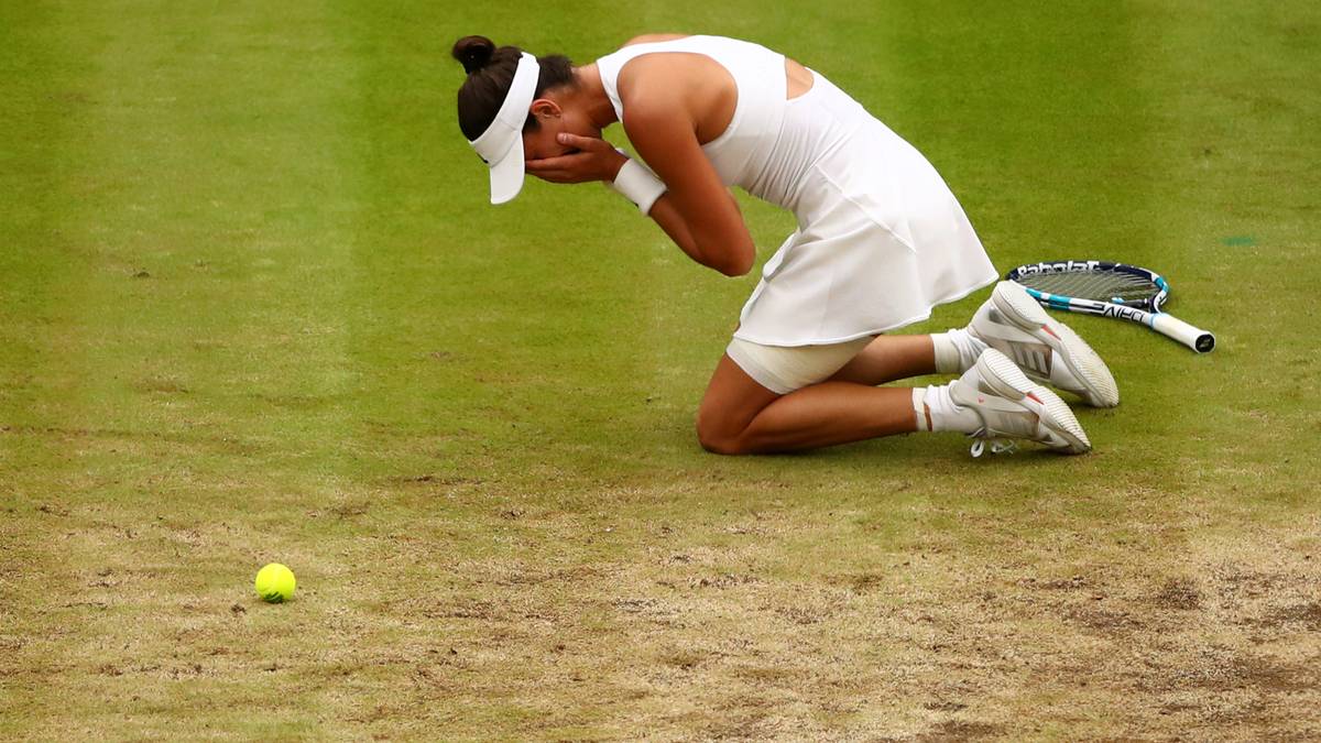 Nach einer Stunde und 17 Minuten ist die Machtdemonstration dann zu Ende. Die Finalistin von 2015 holt sich mit 7:5 und 6:0 ihren ersten Titel auf dem heiligen Rasen und sinkt dann, überwältigt von ihren Emotionen, auf eben diesen nieder