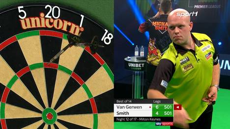 Hat Michael van Gerwen ein Materialproblem? Beim Premier League-Duell gegen Michael Smith muss er zwei Robin Hoods hinnehmen, zweimal prallt der Darts ab.