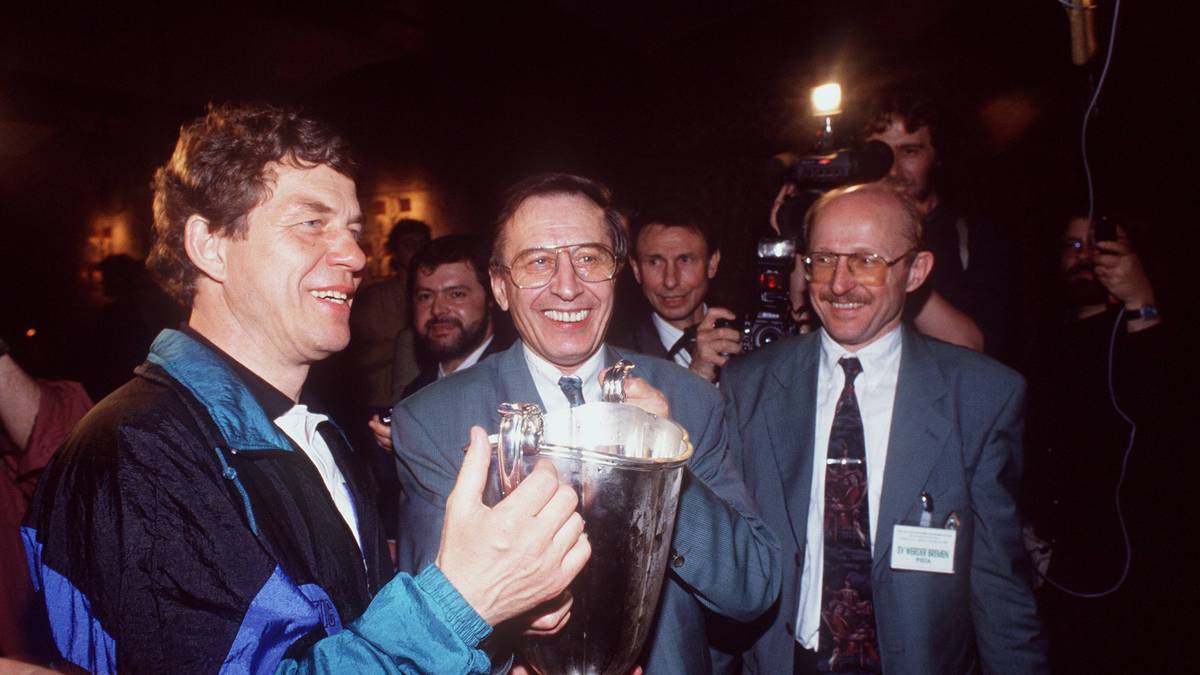 "Wir waren fassungslos", erinnert sich Lemke später an Rehhagels Abgang, hatte er doch vorher lange auf den Coach als Mitstreiter zählen können. Immer, wenn Rehhagel die Angriffe aus München zu bunt geworden waren, scherzte er: "Herr Lemke, laden Sie die Kalaschnikow, wir müssen zur Gegenoffensive übergehen" - so erzählt es der frühere Manager. Bei Bayern übersteht Rehhagel übrigens nicht mal eine Saison