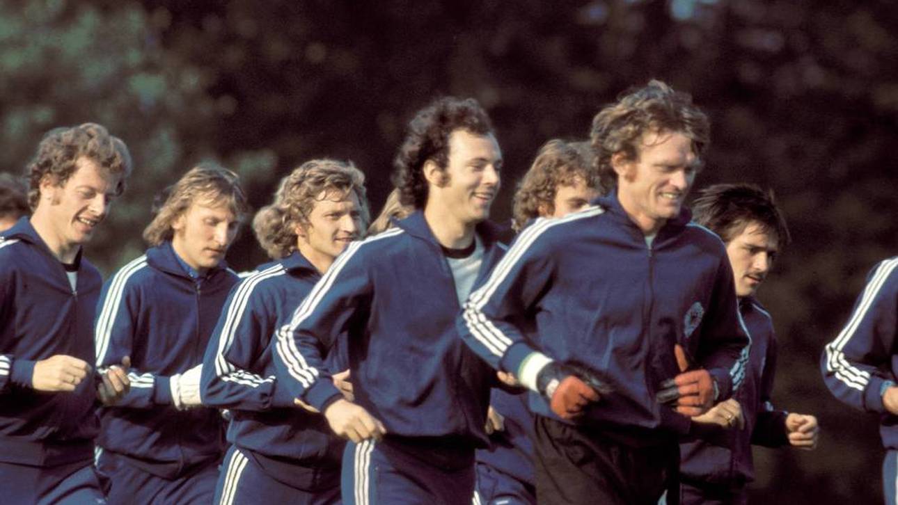 V. li.: Herbert Wimmer, Wolfgang Kleff, Dieter Herzog, Franz Beckenbauer und Torwart Sepp Maier beim Training im Quartier in Malente