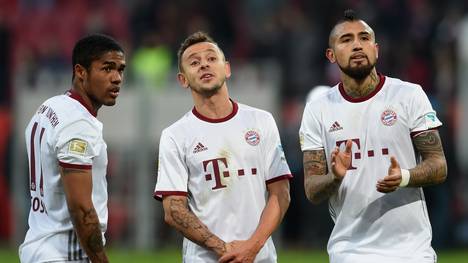 Douglas Costa, Rafinha und Arturo Vidal (v.l.) müssen mit Bayern gegen Arsenal ran