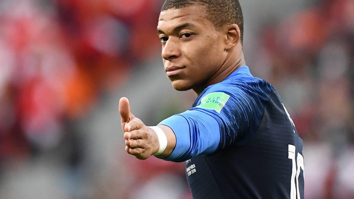 MITTELFELD - KYLIAN MBAPPE vs. CRISTIAN PAVON: Mbappe wird eine große Zukunft vorausgesagt, gilt manchen als künftiger Weltfußballer. Ähnlich wie seine Kollegen konnte er das bis jetzt in Russland selten rechtfertigen. Dreht er aber auf, ist er nicht zu stoppen