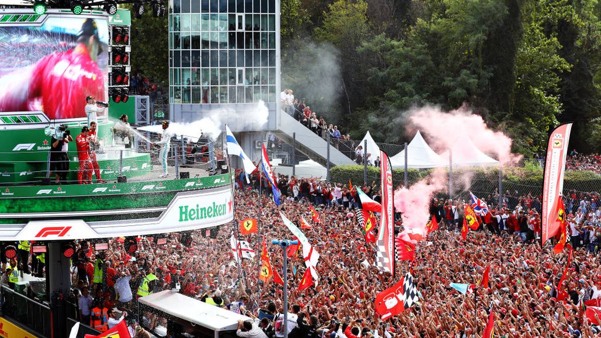 Charles Leclerc wurde nach seinem Sieg in Monza von den Tifosi gefeiert