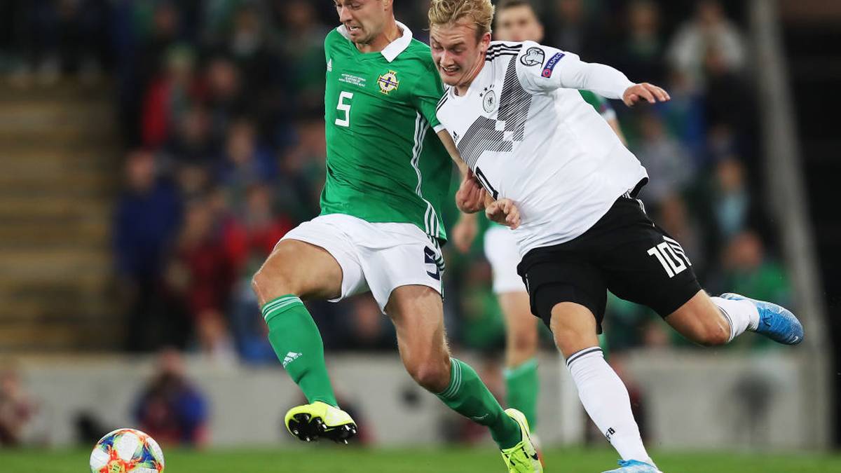 BELFAST TELEGRAPH:
Was auch immer Joachim Löw in der Pause zu seiner unterdurchschnittlichen Mannschaft sagte, und es ist sicherlich nicht schön gewesen, es hat sich bewährt.
Es war eine ganz andere deutsche Mannschaft, die sich in der zweiten Halbzeit herauskristallisierte und voller Zielstrebigkeit, Schnelligkeit und Entschlossenheit war - alles, was ihrer ersten Hälfte fehlte