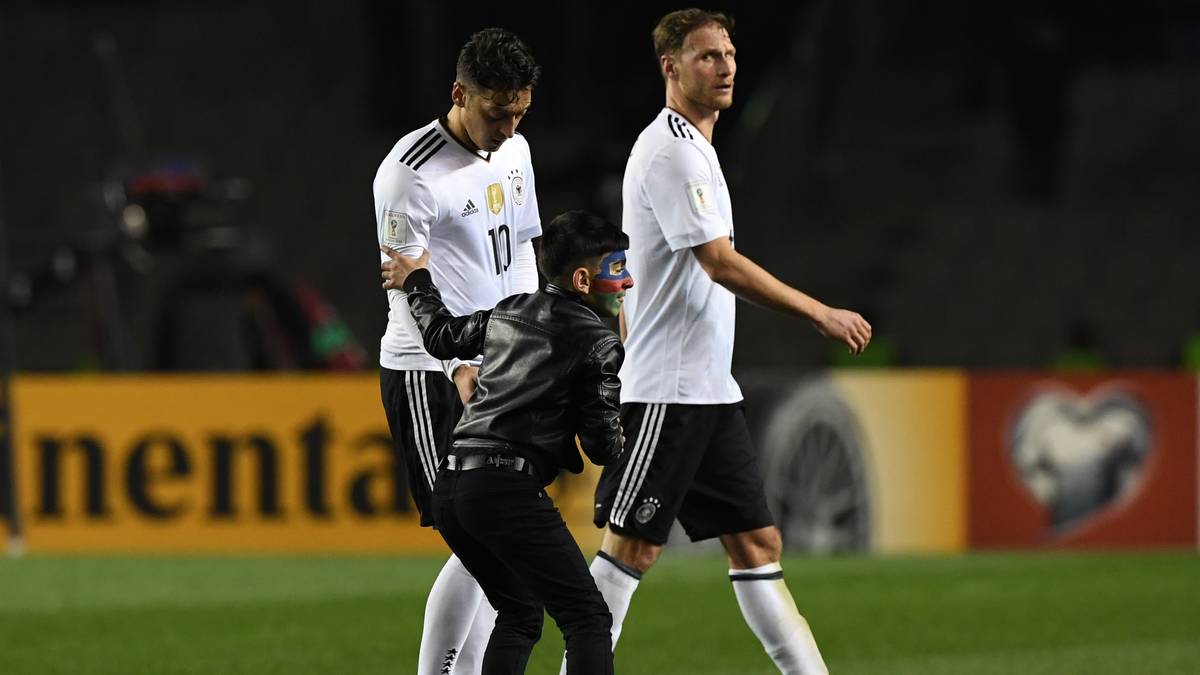 Nach dem Abpfiff bekommt Mesut Özil noch Besuch von einem jungen Aserbaidschaner Fan, der den Arsenal-Profi nach seinem Trikot fragt