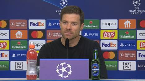 Leverkusen-Trainer Xabi Alonso flüchtet sich nach der 0:3-Niederlage gegen den FC Porto auf der Pressekonferenz in Floskeln.