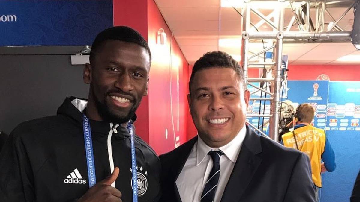 Rüdiger darf sich außerdem noch über ein Erinnerungsfoto mit einer Legende freuen. Der frühere WM-Torschützenkönig Ronaldo verfolgte das Finale zusammen mit Argentinien-Legende Diego Maradona