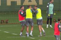 Im Training von Werder Bremen kommt es zu einer Auseinandersetzung zwischen Amos Pieper und Niklas Stark. Youngster Keke Topp geht dazwischen und versucht, die Situation zu beruhigen.