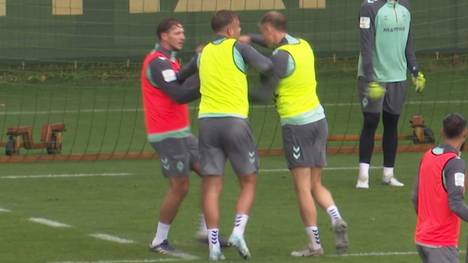 Im Training von Werder Bremen kommt es zu einer Auseinandersetzung zwischen Amos Pieper und Niklas Stark. Youngster Keke Topp geht dazwischen und versucht, die Situation zu beruhigen.