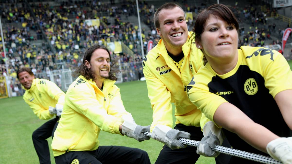Wohl kein anderer Spieler in der Bundesliga verkörpert die Loyalität mit seinem Verein so wie Großkreutz. Seine Fannähe und sein uneingeschränktes Bekenntnis zu Borussia Dortmund machen ihn bei der Anhängerschaft des BVB immer beliebter. Das liegt wohl auch an seiner offen zur Schau getragenen Feindschaft mit Dortmunds Erzrivalen...