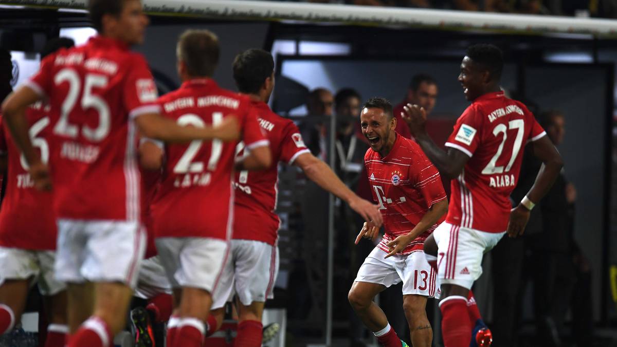 Ersatzspieler Rafinha hält es nicht auf der Bank. Der Brasilianer feiert mit seinen Teamkollegen den Führungstreffer