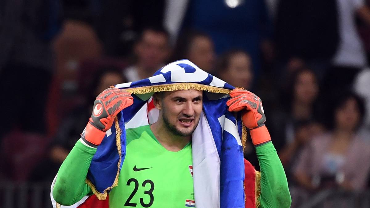 DANIJEL SUBASIC (Kroatien): Erlebte vor Jahren ein schlimmes persönliches Schicksal, als ein Mitspieler seinem missratenen Abschlag gen Seitenbande nachjagte, stürzte und dabei ums Leben kam. Bei dieser WM kamen die Erinnerungen zurück. Es brach aus ihm heraus. Legte dann all seinen Schmerz in Elfmeterparaden. Seitdem längst ein Held. Vorteil Frankreich - 1:0
