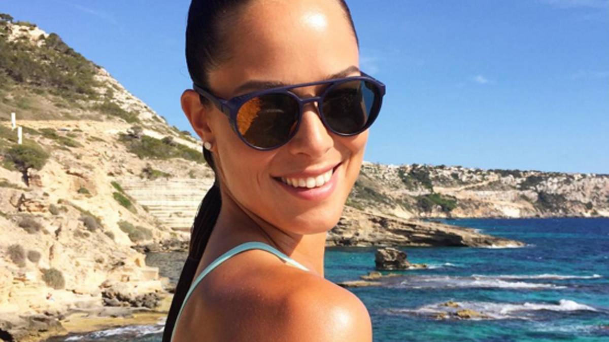 Ihr Verlobter Bastian Schweinsteiger musste mit Deutschland gegen Italien ran. Doch Tennis-Beauty Ana Ivanovic ist ganz entspannt. Im Urlaub zeigt sie ihre neue Sonnenbrille vor Küstenpanorama