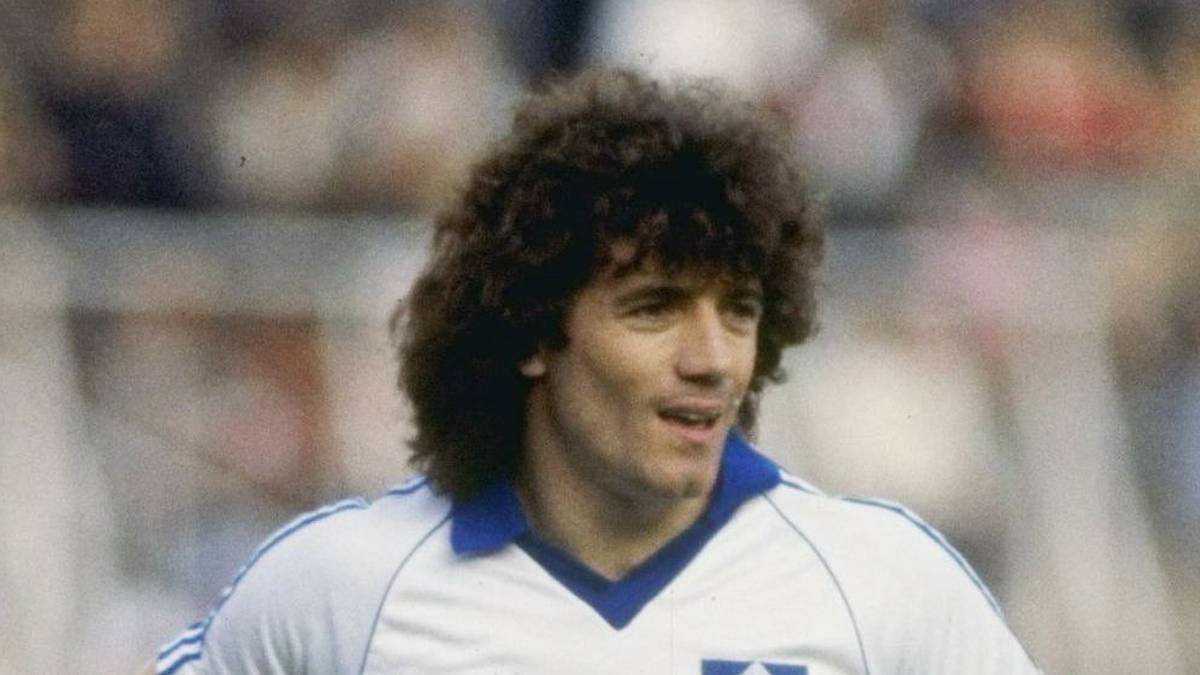 KEVIN KEEGAN: Statt eines Stöpsels steckt Kevin Keegans Zeh im Abfluss fest. Die Lacher seiner Mitspieler sind ihm nach der Verletzung sicher