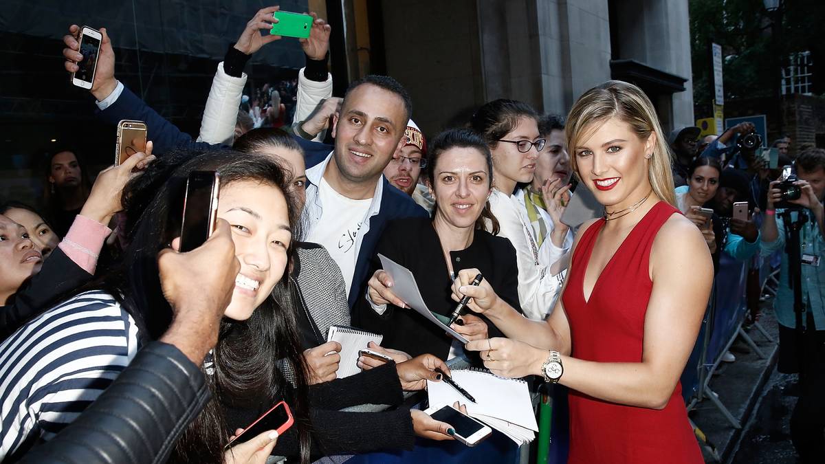 Das dritte Grand-Slam-Turnier des Jahres steht vor der Tür und die Tennis-Elite versammelt sich in London. Bei der alljährlichen Party vor den ersten Partien in Wimbledon schmeißen sich die Stars in Schale. SPORT1 zeigt die besten Bilder der Tennis-Schönheiten