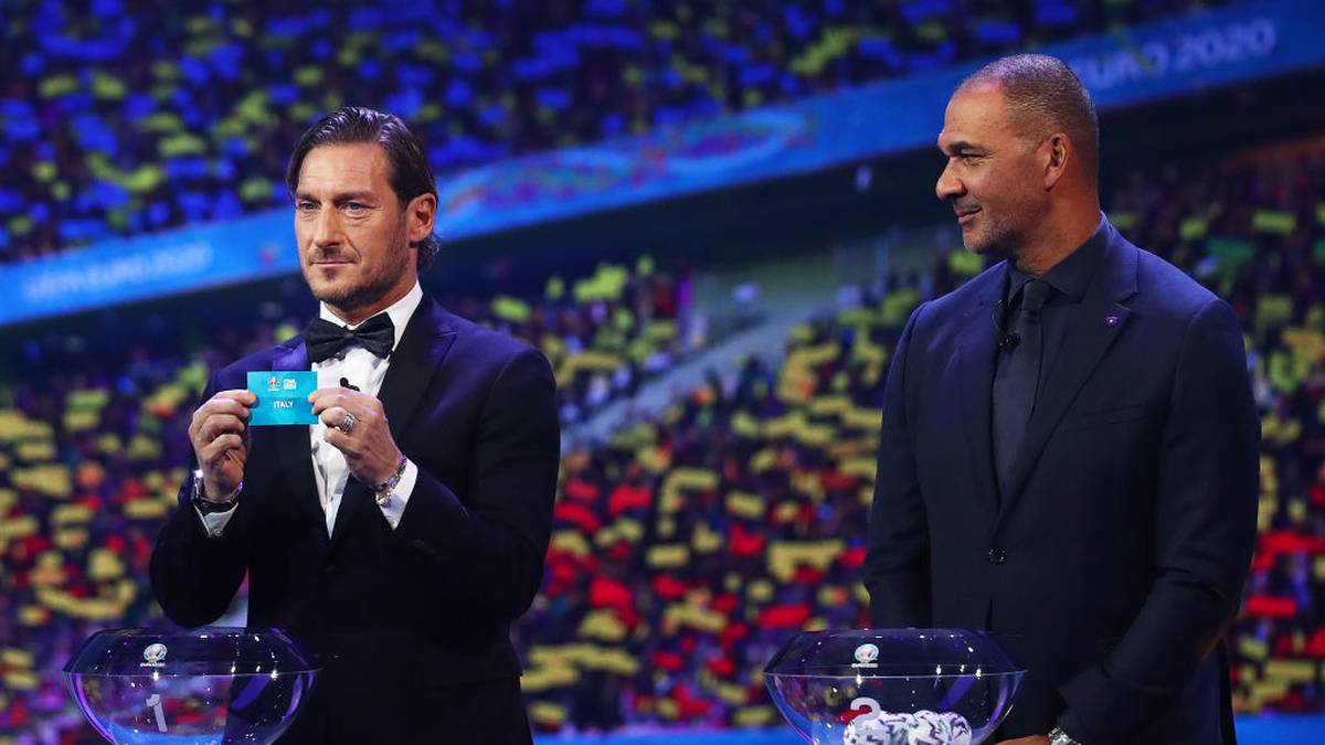 Tuttosport: "Totti bringt Italien mit seiner Auslosung Glück. Die Gruppe, in die die Azzurri geraten ist, ist nicht allzu schwierig. Die Italiener verschieben die Begegnung mit Größen wie Cristiano Ronaldo und Mbappe auf die späteren Runden. Italien erspart sich das schlimmste Szenario, indem es die harte Gruppe mit Deutschland, Frankreich und Portugal vermeidet."