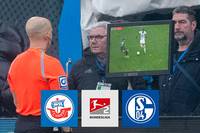 Schalke feiert einen wichtigen Auswärtssieg in Rostock. Die Partie wird aufgrund von Krawallen in der ersten Halbzeit für längere Zeit unterbrochen.