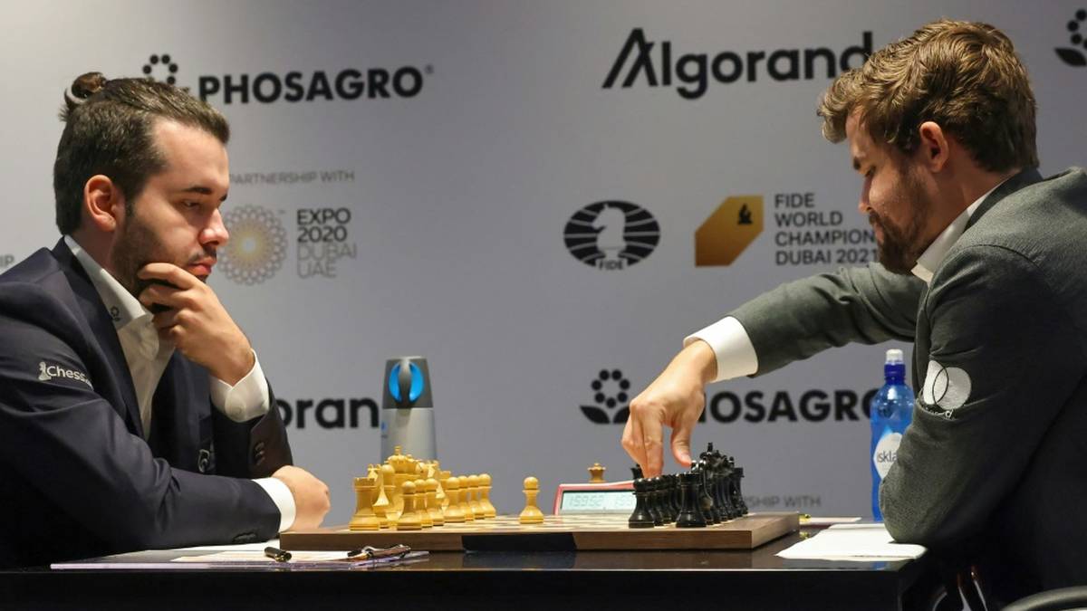 Magnus Carlsen (r.) im Duell mit Jan Nepomnjaschtschi
