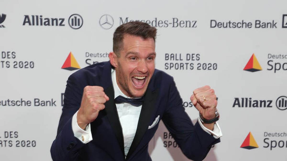 Jan Frodeno weiß, wie man sich in Siegerpose schmeißt. Schließlich hat der Triathlet schon dreimal den Ironman auf Hawaii gewonnen