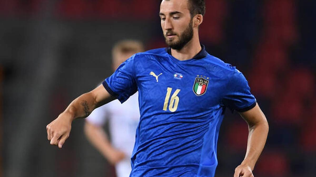 Die Italiener spielen auch bei der EM 2021 im klassischen blau. Gespickt mit einem Mosaikmuster, das an die Renaissance erinnern soll.