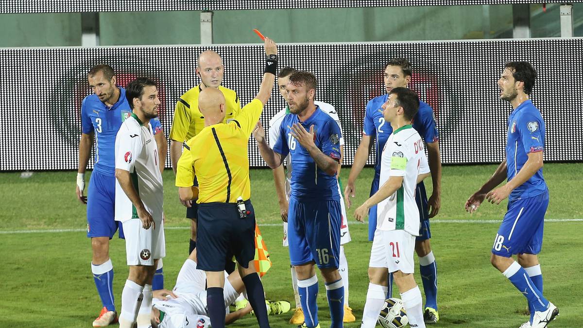 ... fliegt er. Der Spieler des AS Rom lässt sich zu einer Tätlichkeit gegen den früheren Bundesliga-Profi Ilian Micanski hinreißen und sieht Rot - ebenso wie kurz darauf Bulgariens Micanski für das vorangegangene Foulspiel