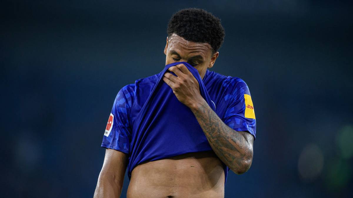 WESTON MCKENNIE: Der US-Amerikaner war im zentralen Mittelfeld sehr präsent, forderte die Bälle und verteilte diese clever. Super Flanke in der zwölften Minute auf Burgstaller - das hätte die königsblaue Führung sein können. SPORT1-Note: 2,5