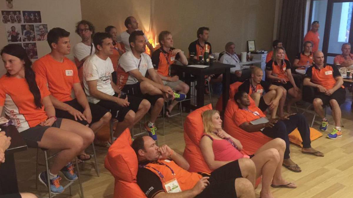 Entspannter geht's beim Public Viewing der Niederländer zu. Die Oranje-Delegation drückt ihren Beachvolleyballern die Daumen